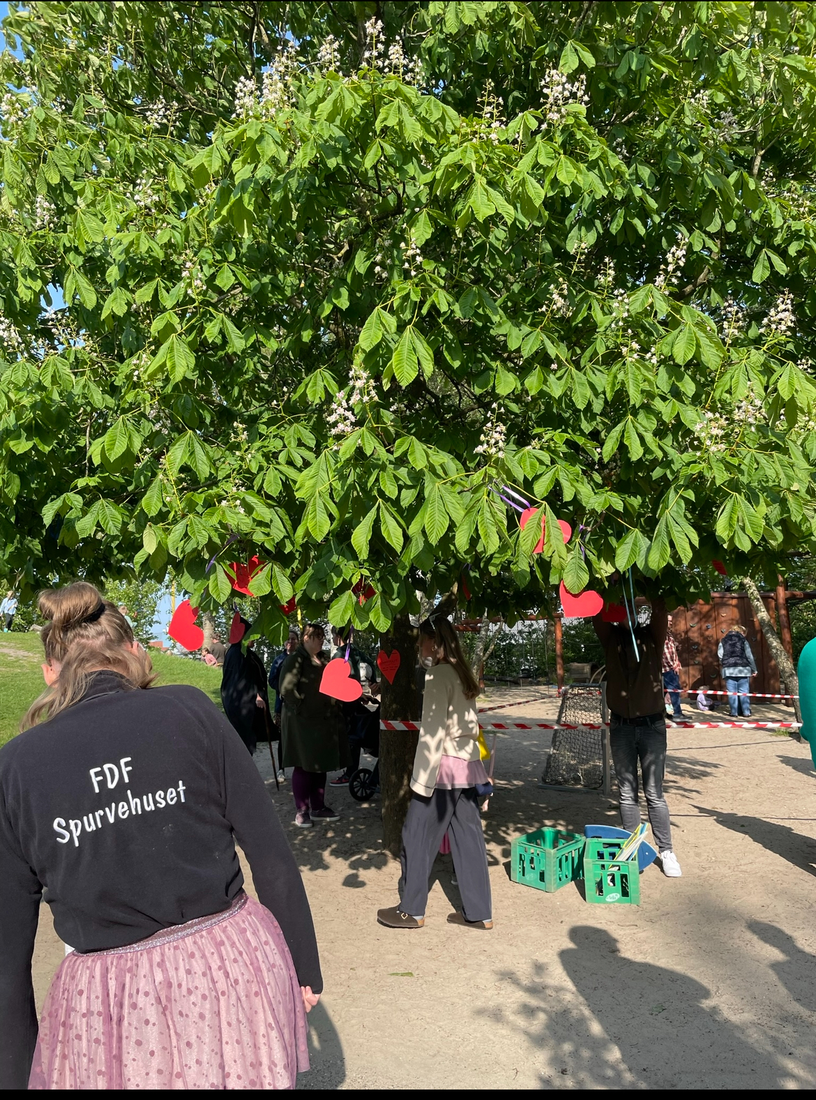 Ude på legepladsen i dejligt solskin, med FDF Spurvehuset på ryggen