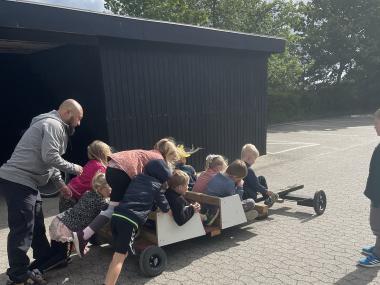 Fællesskab og leg med sæbekassebil
